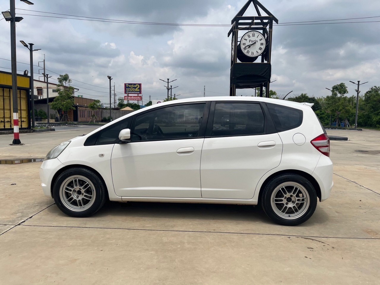 2010 Honda Jazz GE สีขาว (รูปที่ 17)