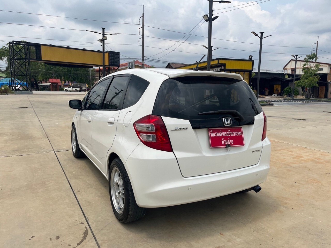 2010 Honda Jazz GE สีขาว (รูปที่ 16)