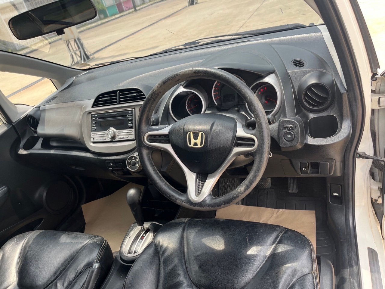 2010 Honda Jazz GE สีขาว (รูปที่ 12)