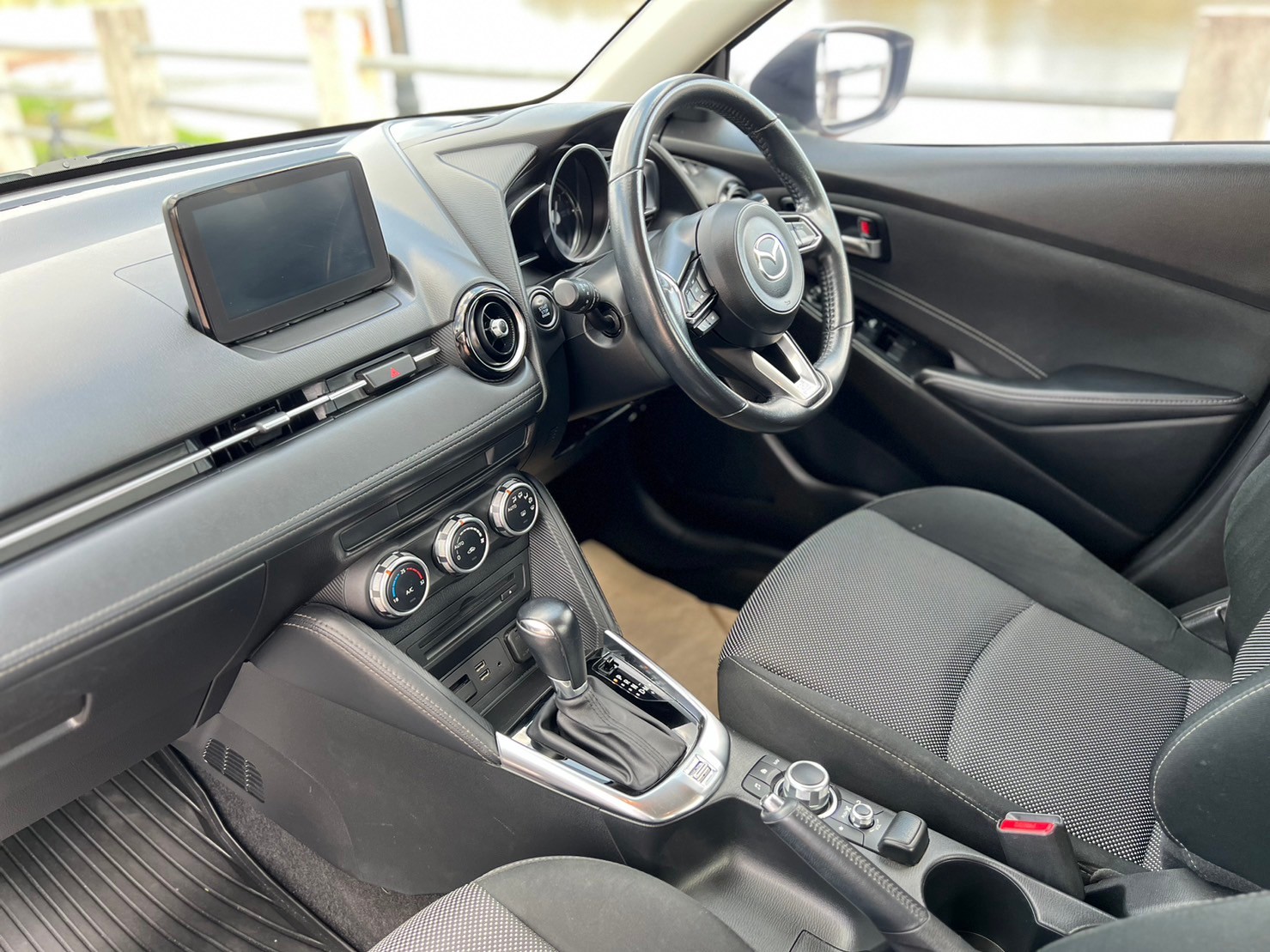 2019 Mazda 3 Sedan สีขาว (รูปที่ 6)