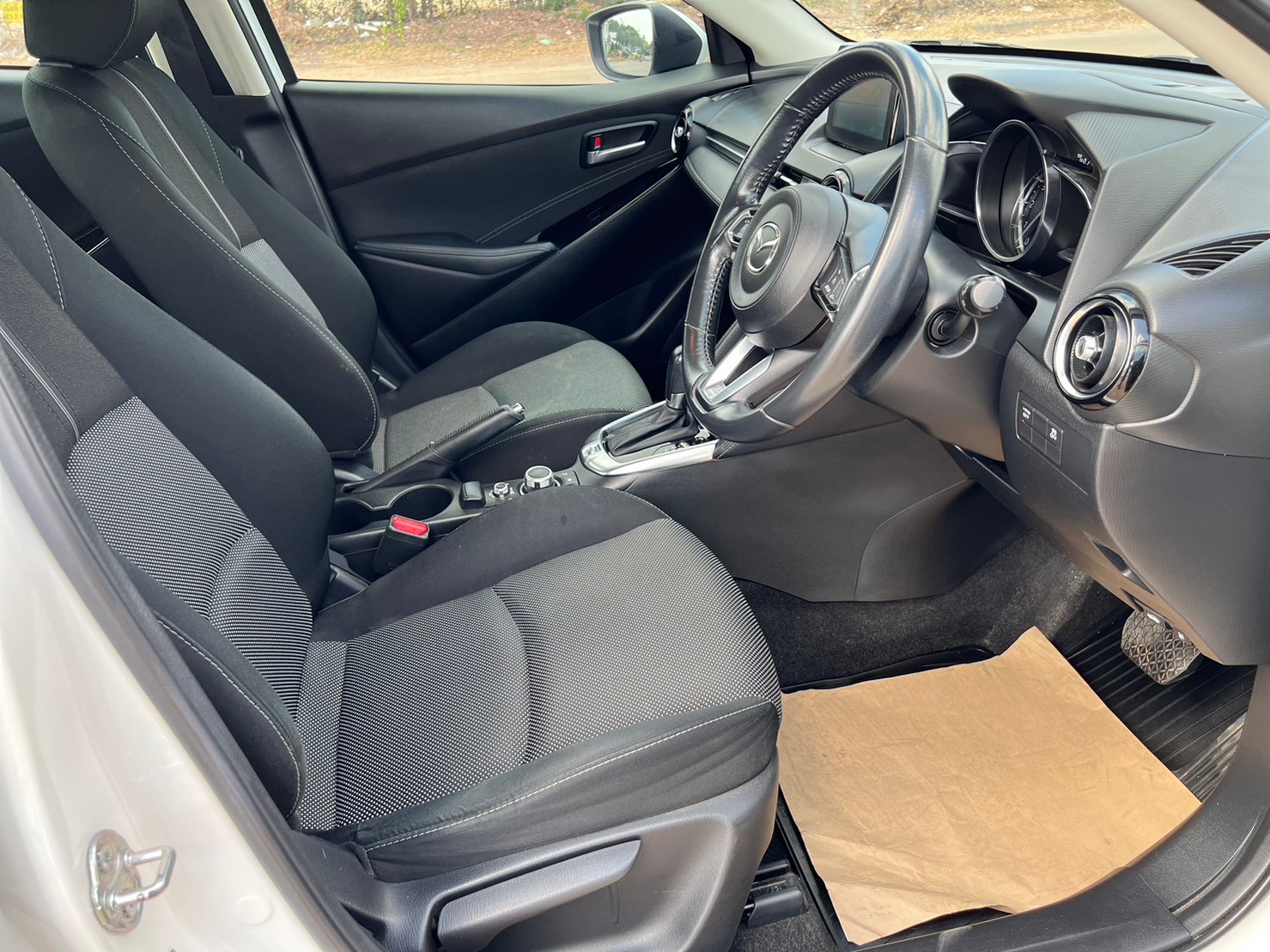 2019 Mazda 3 Sedan สีขาว (รูปที่ 9)