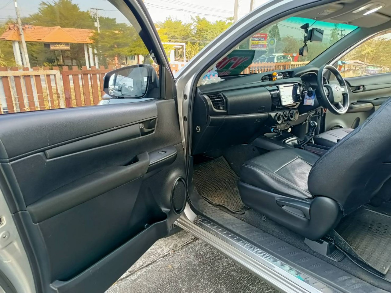 2018 Toyota Hilux Revo Prerunner สีเงิน (รูปที่ 5)