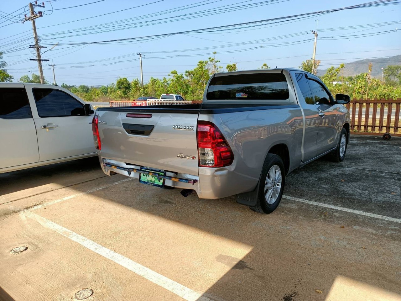 2018 Toyota Hilux Revo Prerunner สีเงิน (รูปที่ 12)