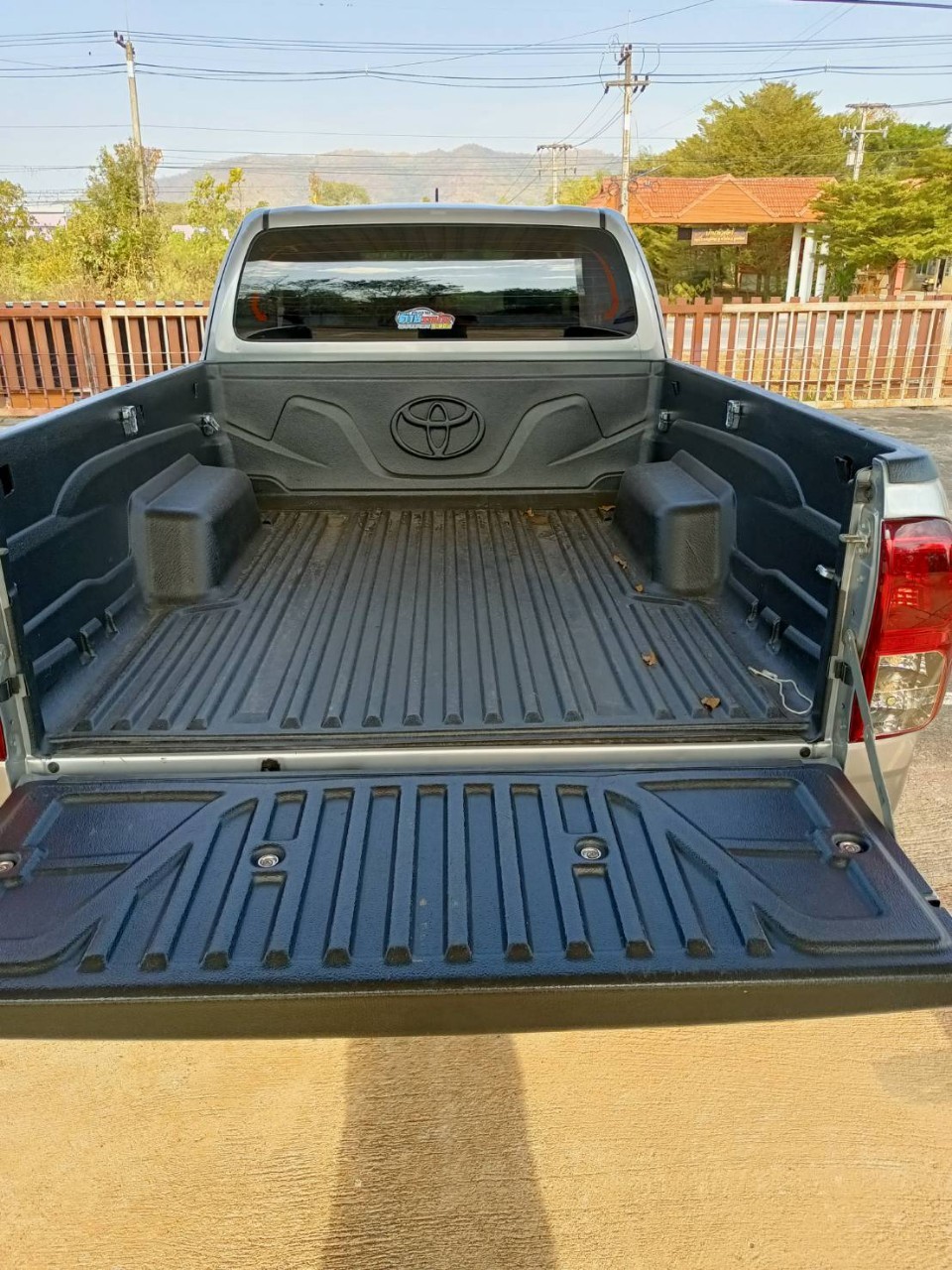 2018 Toyota Hilux Revo Prerunner สีเงิน (รูปที่ 2)