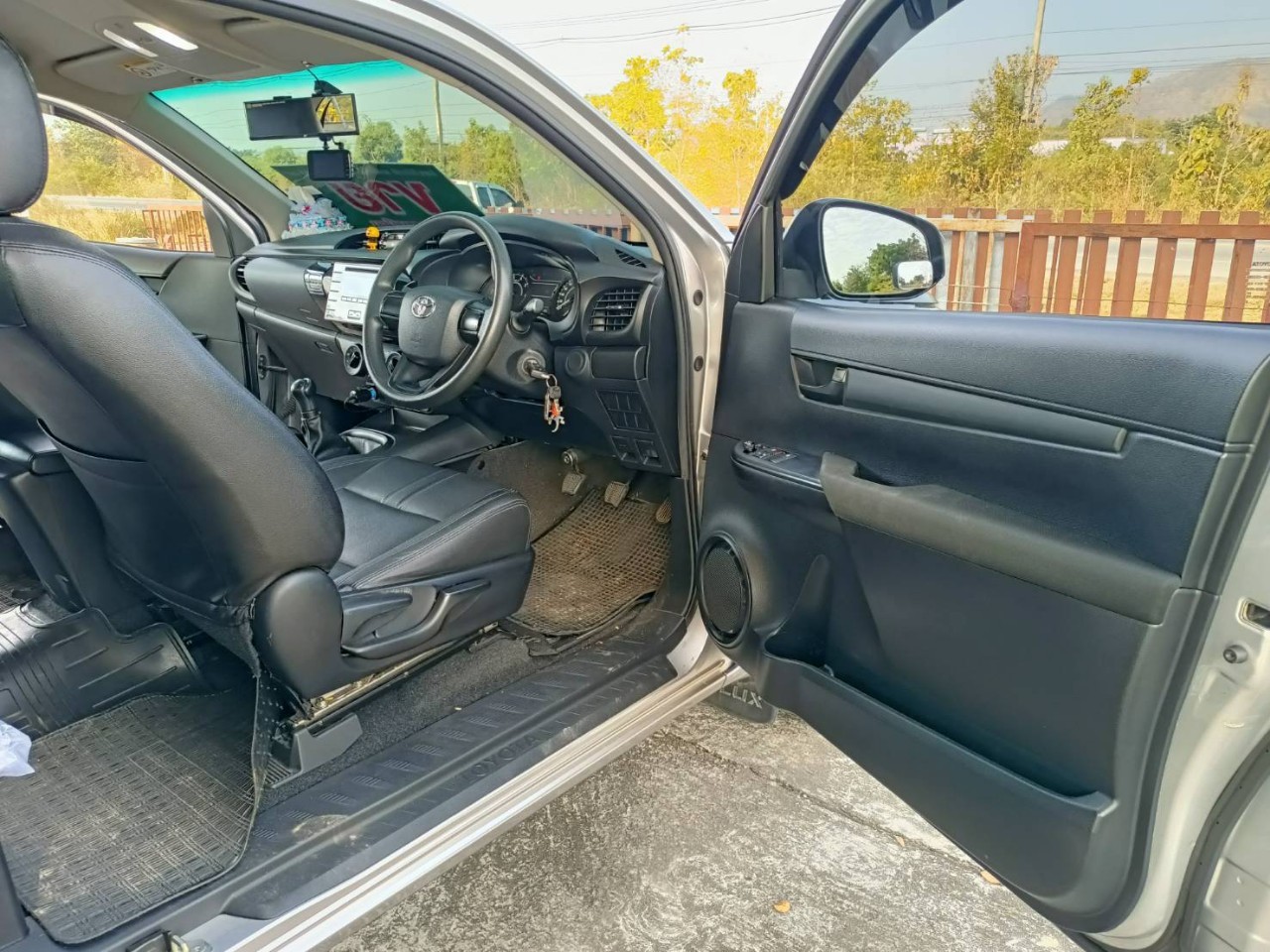 2018 Toyota Hilux Revo Prerunner สีเงิน (รูปที่ 9)
