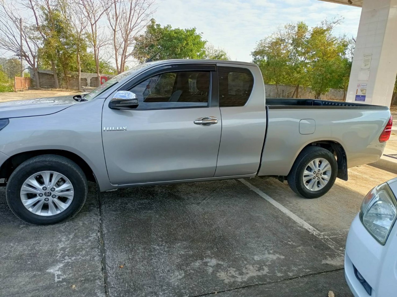 2018 Toyota Hilux Revo Prerunner สีเงิน (รูปที่ 14)