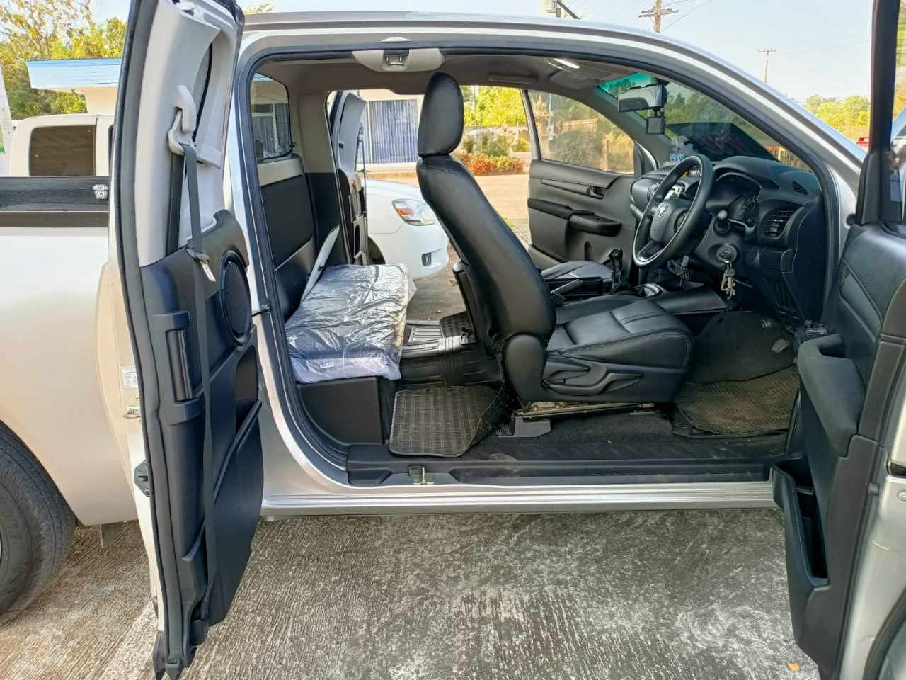 2018 Toyota Hilux Revo Prerunner สีเงิน (รูปที่ 10)