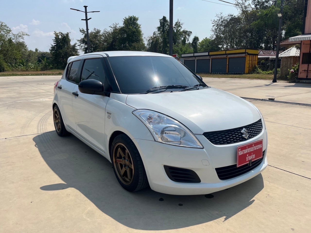 2013 Suzuki Swift สีขาว (รูปที่ 6)