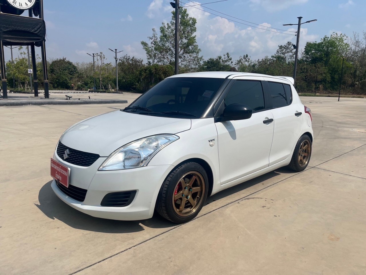 2013 Suzuki Swift สีขาว (รูปที่ 13)