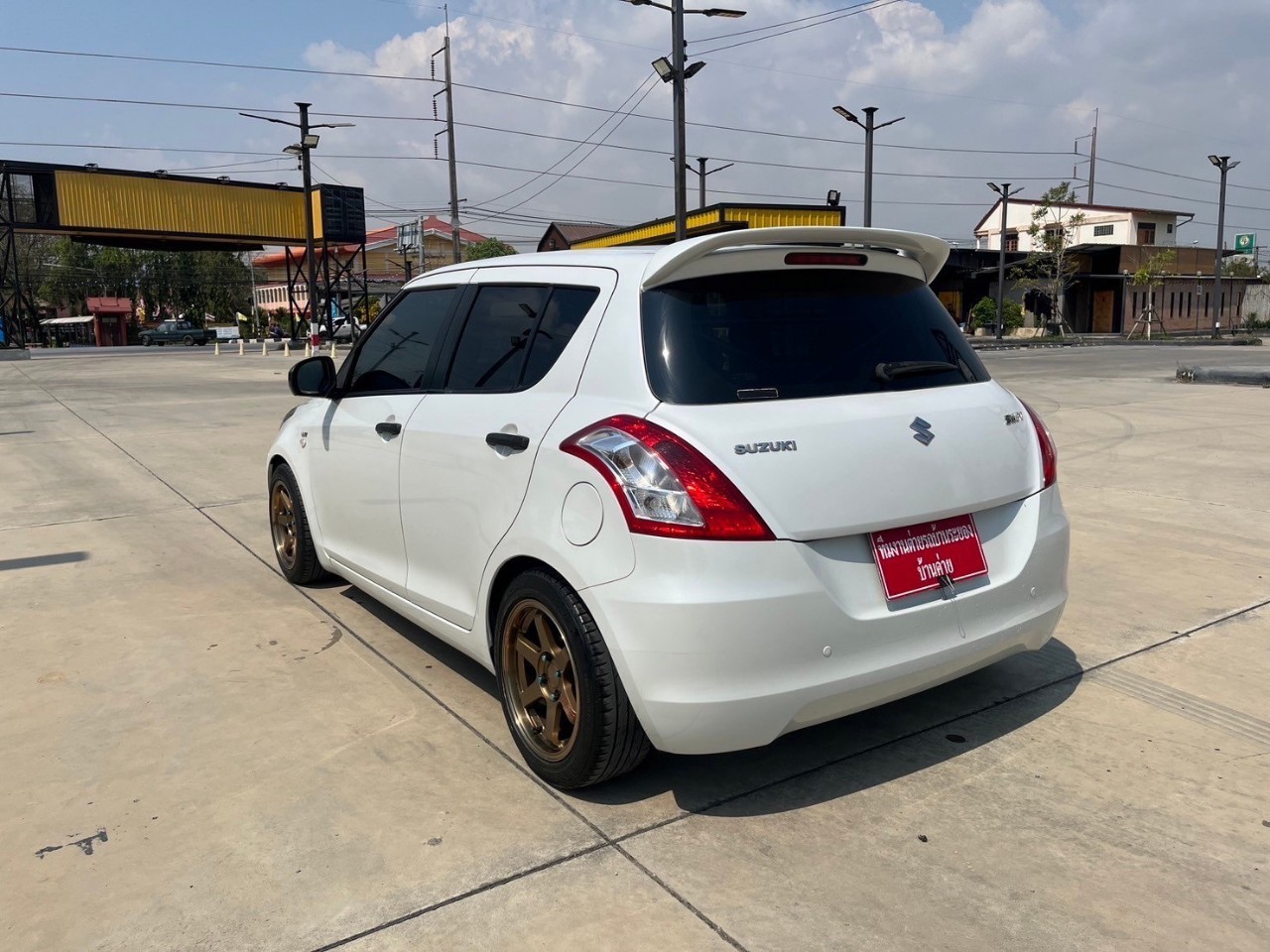 2013 Suzuki Swift สีขาว (รูปที่ 11)