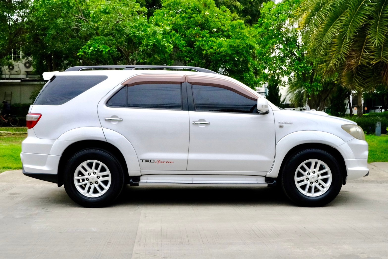 Toyota Fortuner 3.0V TRD 4wd ปี 2010 ออโต้ ดีเซล สีขาว ไมล์ 18x,xxx Km.