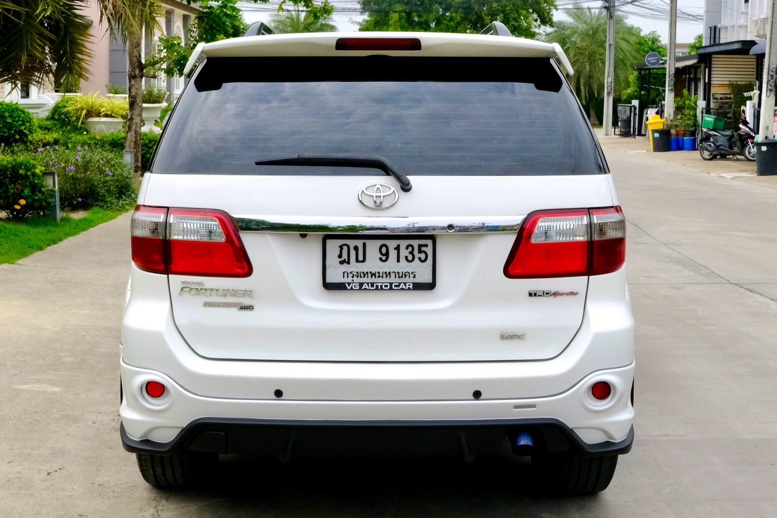 Toyota Fortuner 3.0V TRD 4wd ปี 2010 ออโต้ ดีเซล สีขาว ไมล์ 18x,xxx Km.