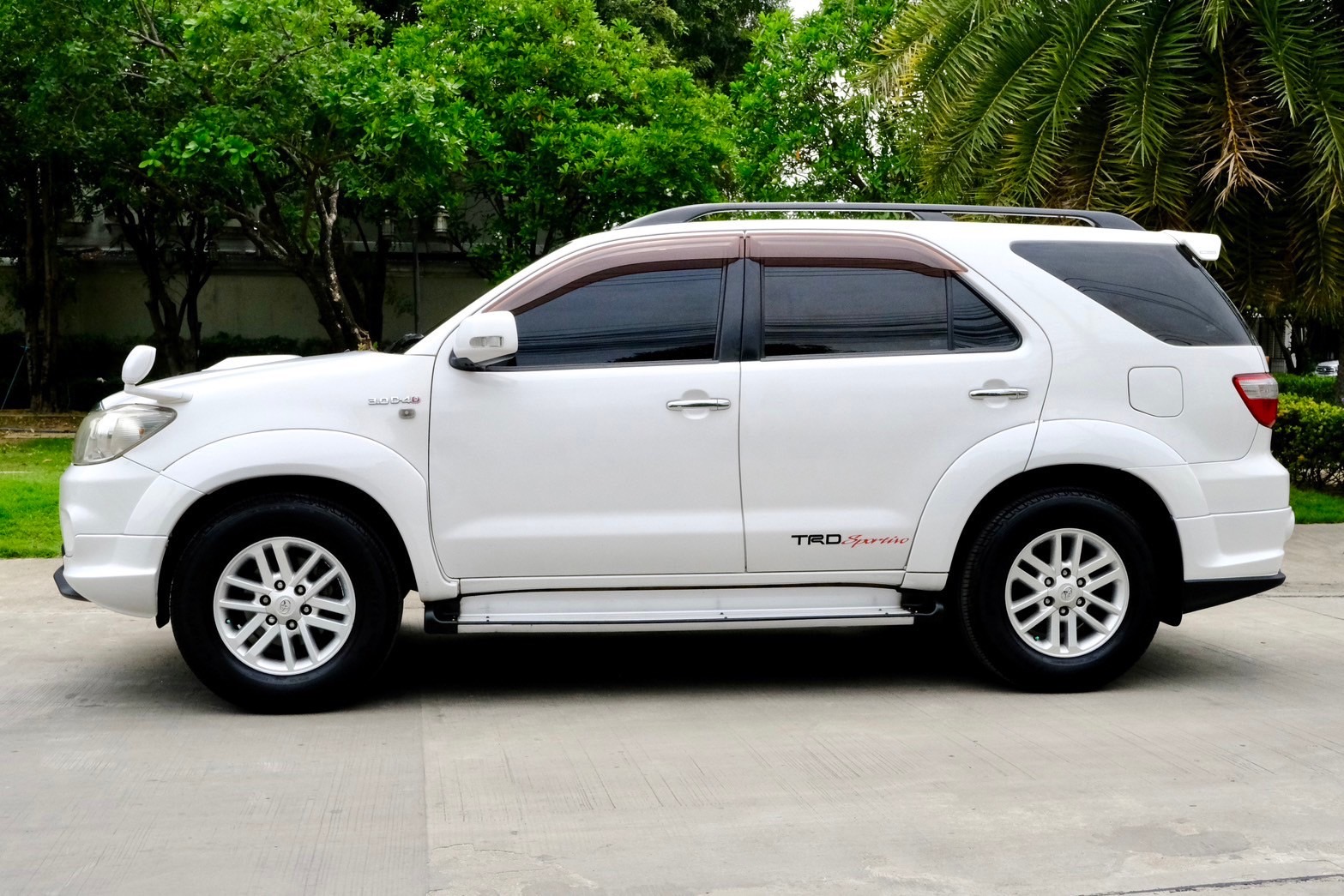 Toyota Fortuner 3.0V TRD 4wd ปี 2010 ออโต้ ดีเซล สีขาว ไมล์ 18x,xxx Km. (รูปที่ 21)