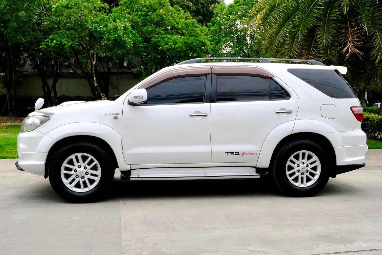 Toyota Fortuner 3.0V TRD 4wd ปี 2010 ออโต้ ดีเซล สีขาว ไมล์ 18x,xxx Km.