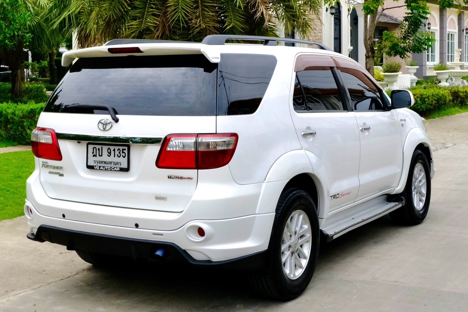 Toyota Fortuner 3.0V TRD 4wd ปี 2010 ออโต้ ดีเซล สีขาว ไมล์ 18x,xxx Km. (รูปที่ 9)