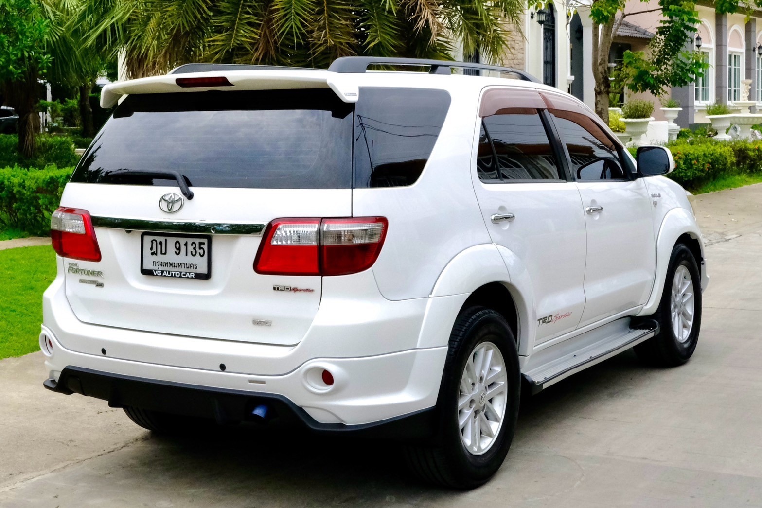 Toyota Fortuner 3.0V TRD 4wd ปี 2010 ออโต้ ดีเซล สีขาว ไมล์ 18x,xxx Km.