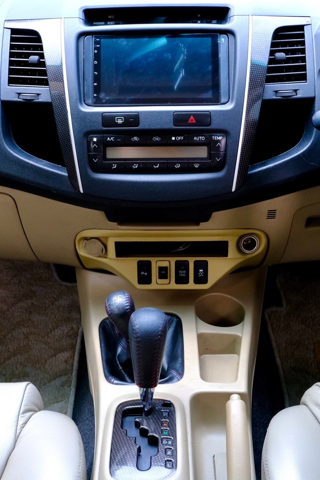 Toyota Fortuner 3.0V TRD 4wd ปี 2010 ออโต้ ดีเซล สีขาว ไมล์ 18x,xxx Km. (รูปที่ 20)