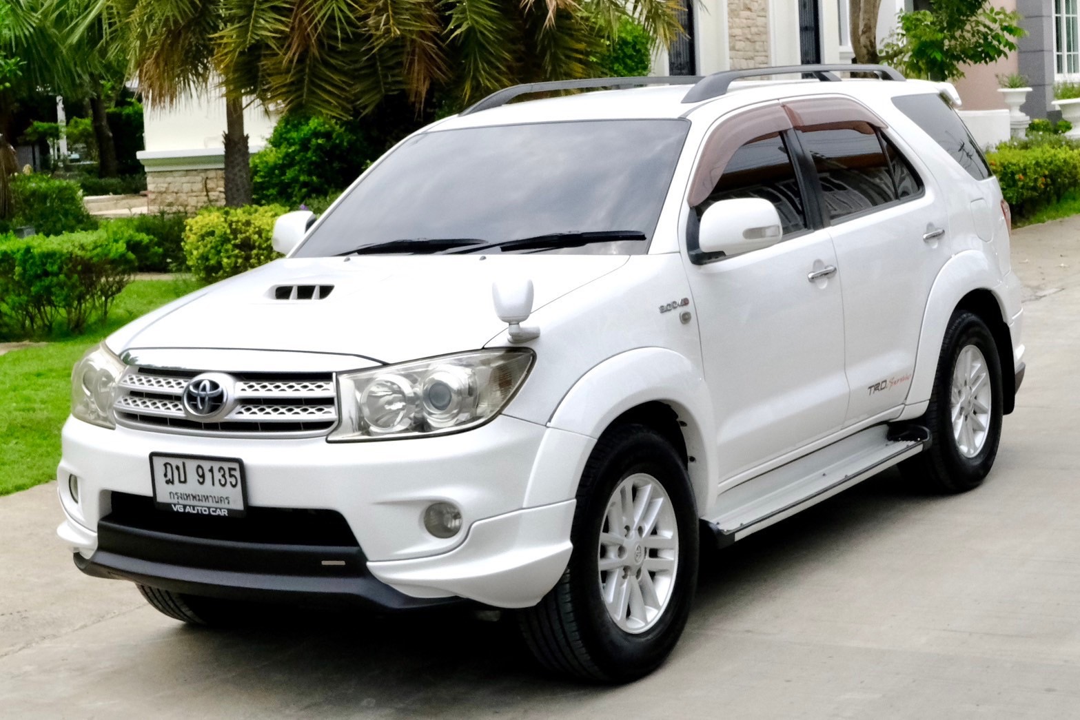 Toyota Fortuner 3.0V TRD 4wd ปี 2010 ออโต้ ดีเซล สีขาว ไมล์ 18x,xxx Km.