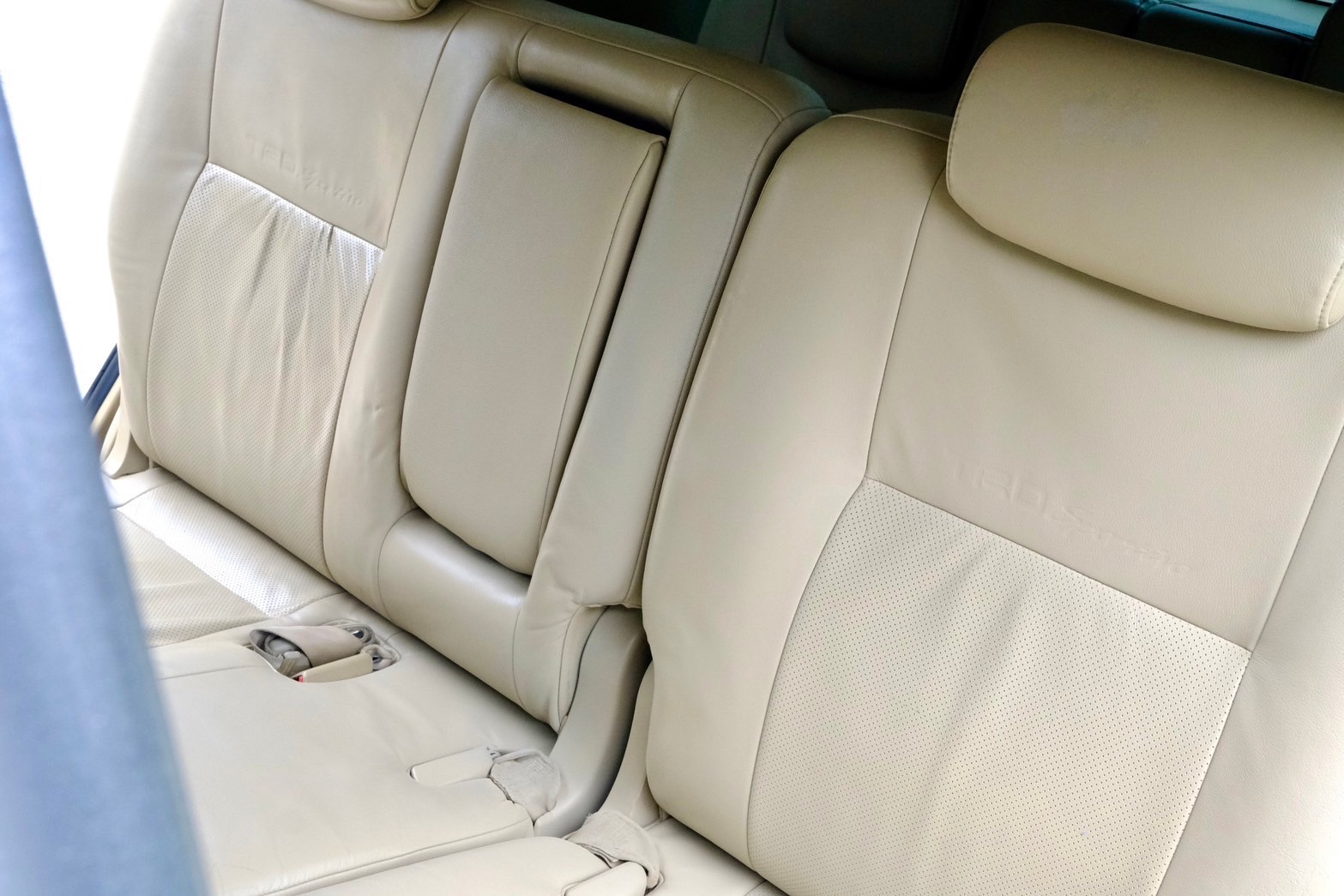 Toyota Fortuner 3.0V TRD 4wd ปี 2010 ออโต้ ดีเซล สีขาว ไมล์ 18x,xxx Km. (รูปที่ 19)