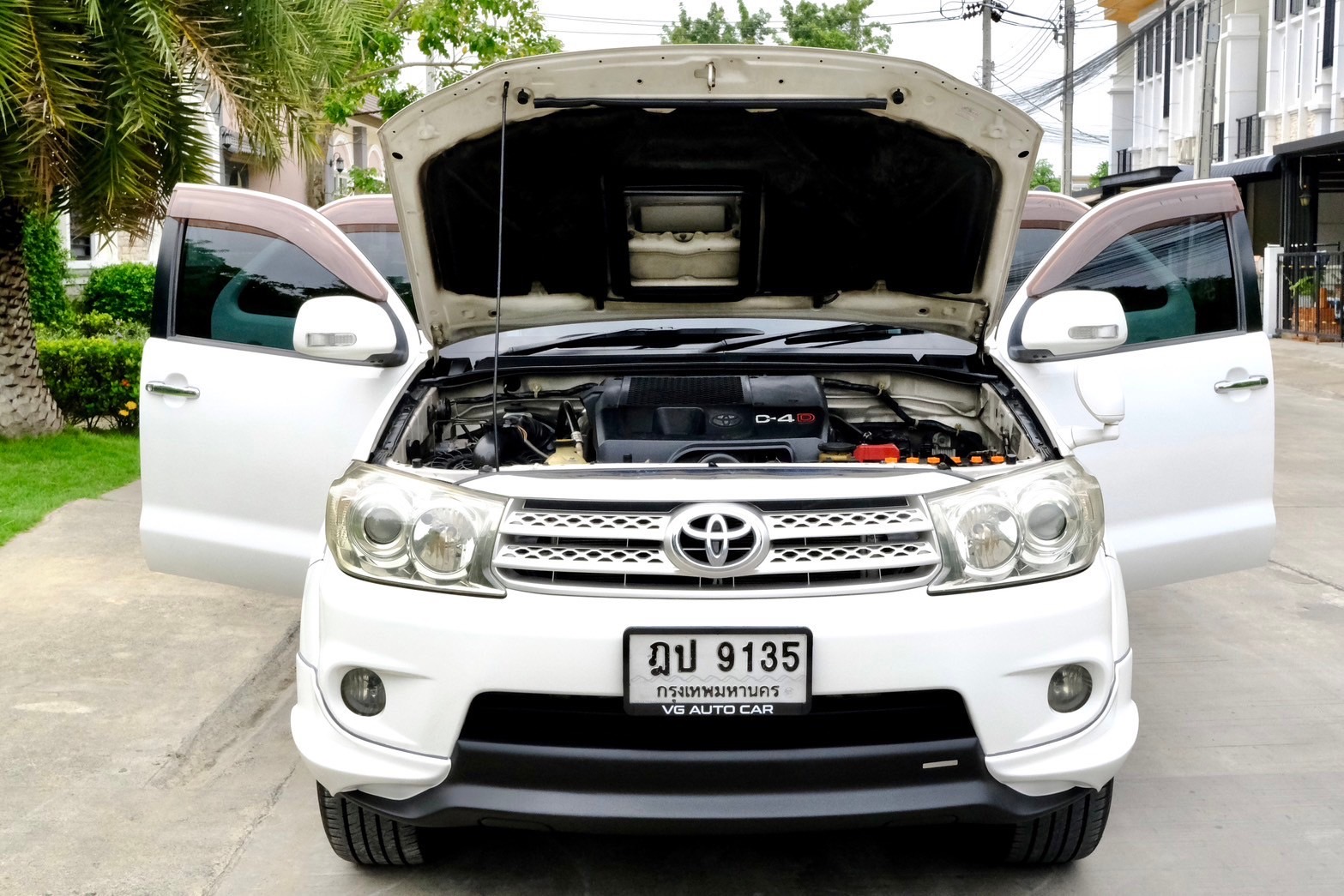 Toyota Fortuner 3.0V TRD 4wd ปี 2010 ออโต้ ดีเซล สีขาว ไมล์ 18x,xxx Km.