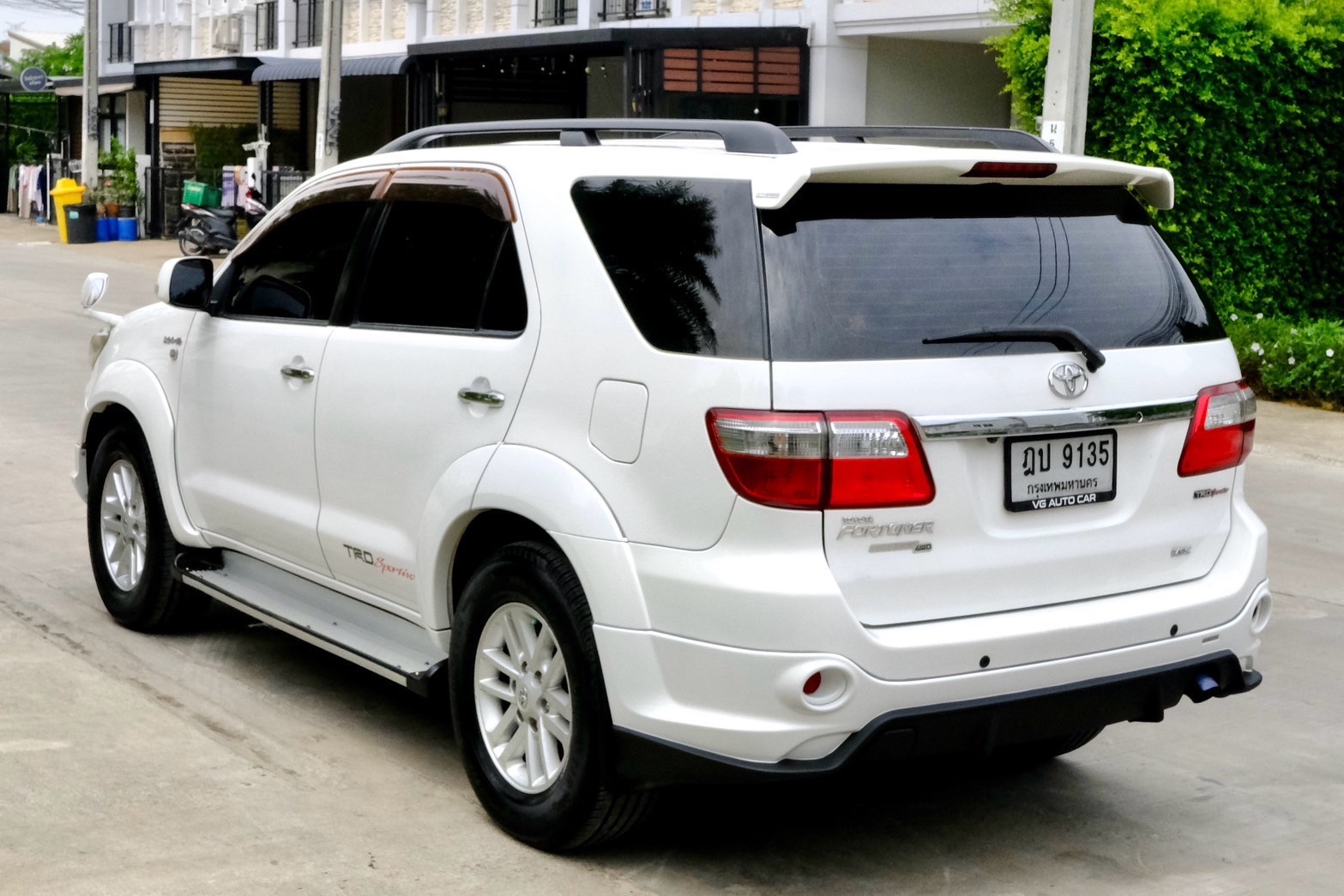 Toyota Fortuner 3.0V TRD 4wd ปี 2010 ออโต้ ดีเซล สีขาว ไมล์ 18x,xxx Km.