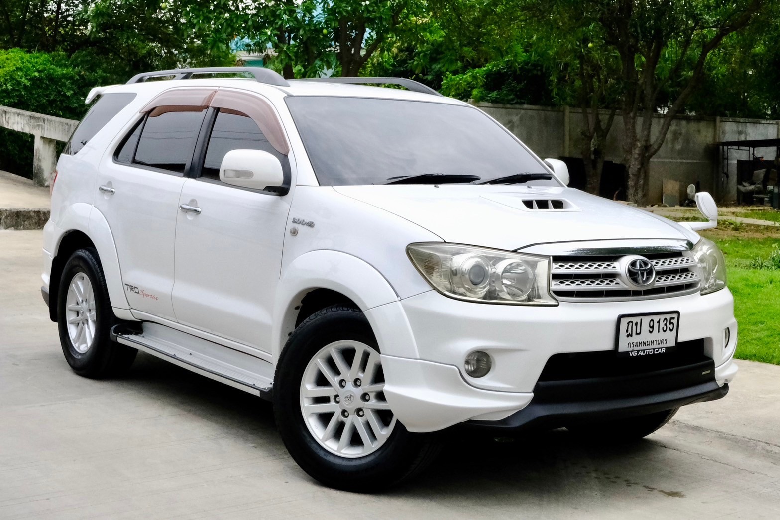 Toyota Fortuner 3.0V TRD 4wd ปี 2010 ออโต้ ดีเซล สีขาว ไมล์ 18x,xxx Km.