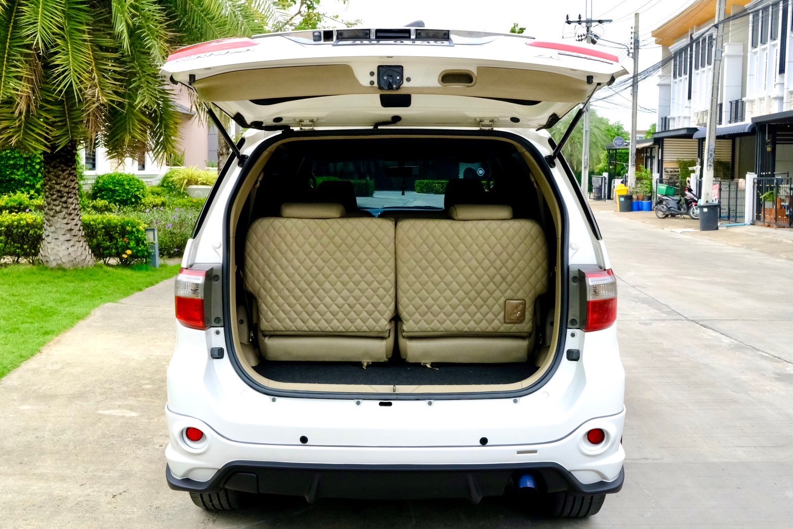 Toyota Fortuner 3.0V TRD 4wd ปี 2010 ออโต้ ดีเซล สีขาว ไมล์ 18x,xxx Km. (รูปที่ 10)