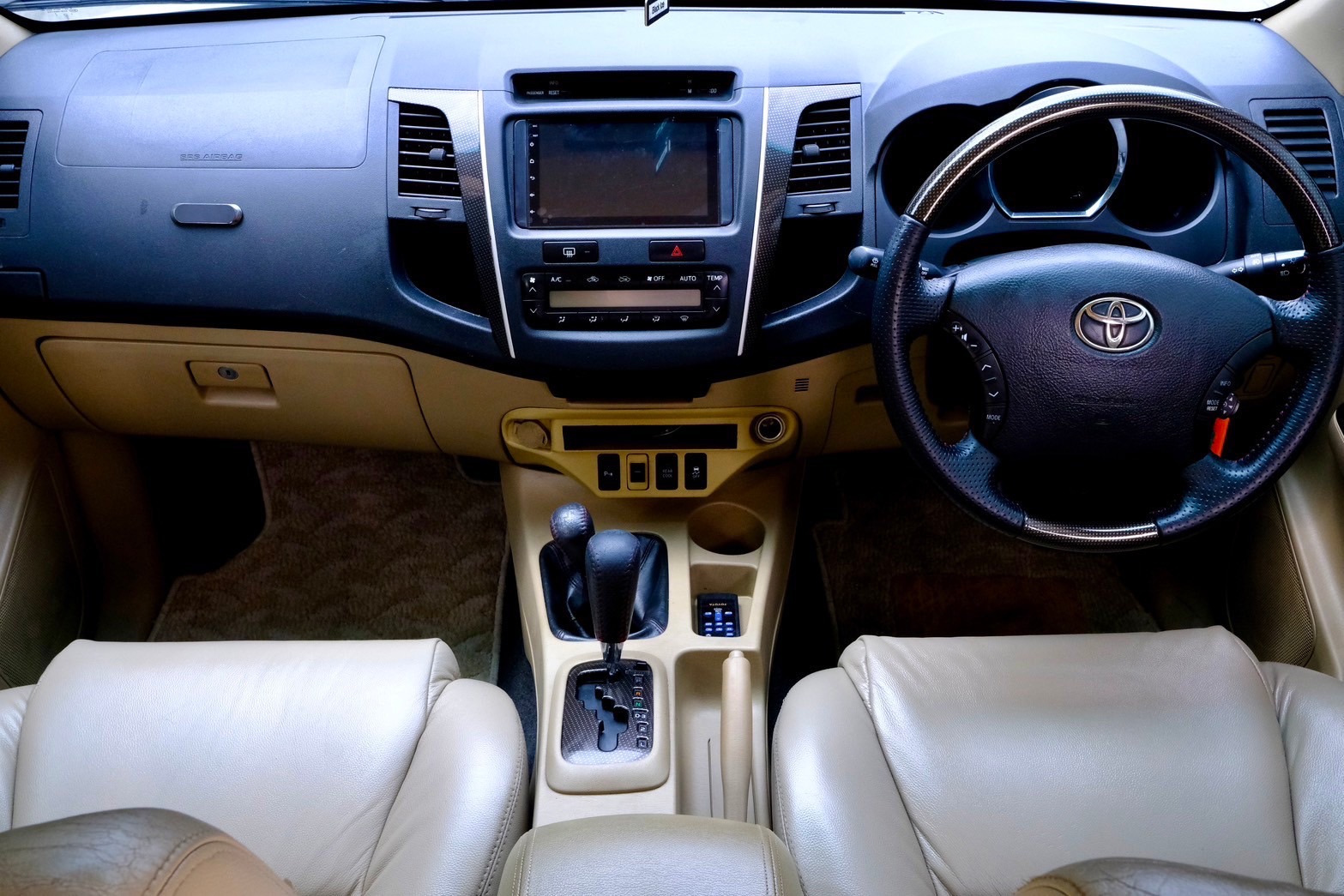 Toyota Fortuner 3.0V TRD 4wd ปี 2010 ออโต้ ดีเซล สีขาว ไมล์ 18x,xxx Km. (รูปที่ 24)