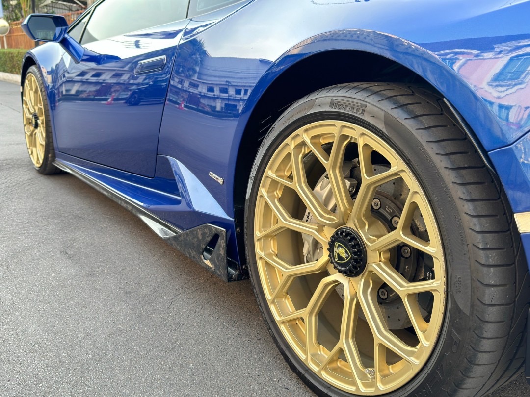 2017 Lamborghini LP610-4 สีน้ำเงิน