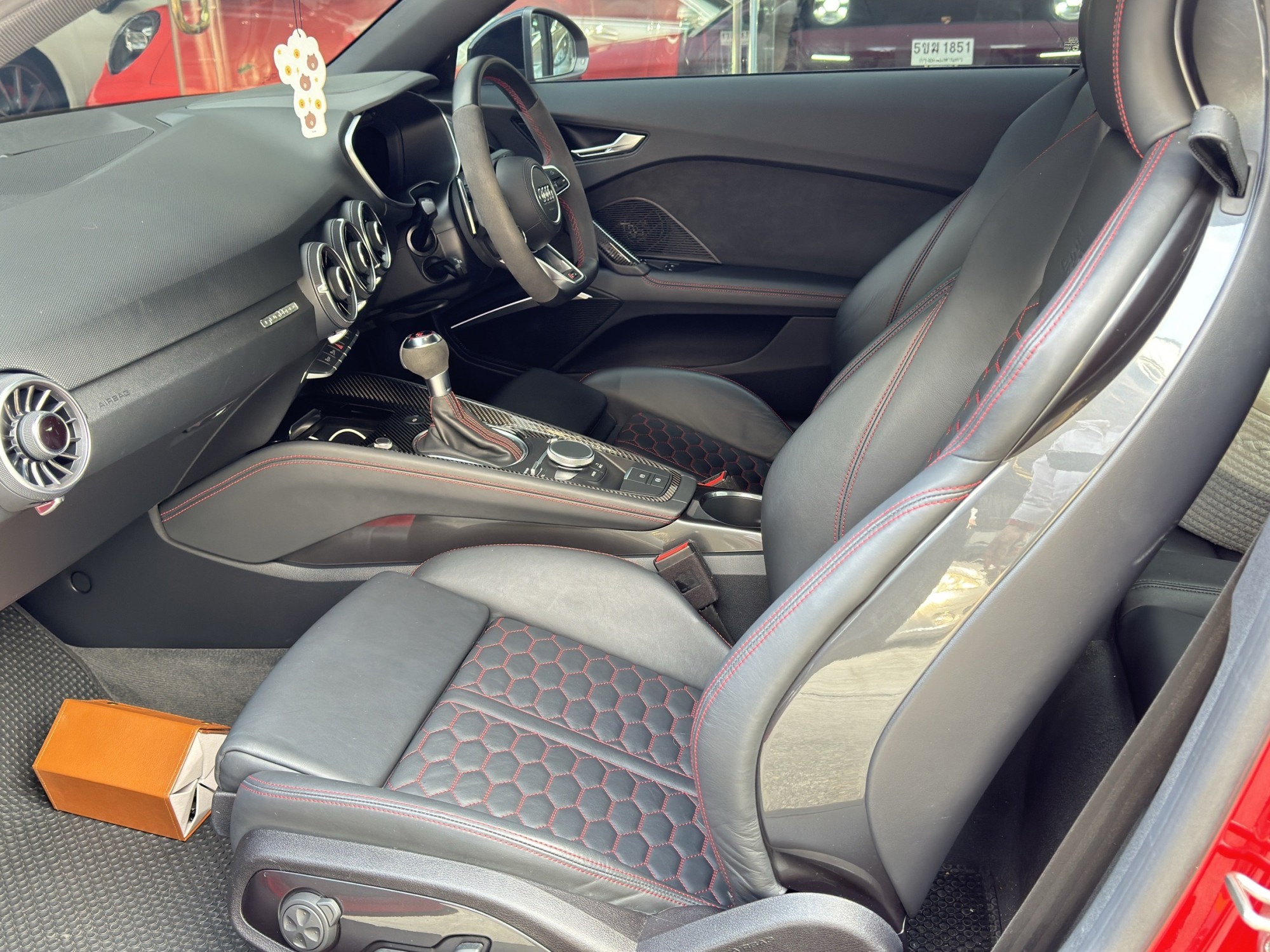 2022 Audi TTRS Quattro coupe สีแดง (รูปที่ 6)