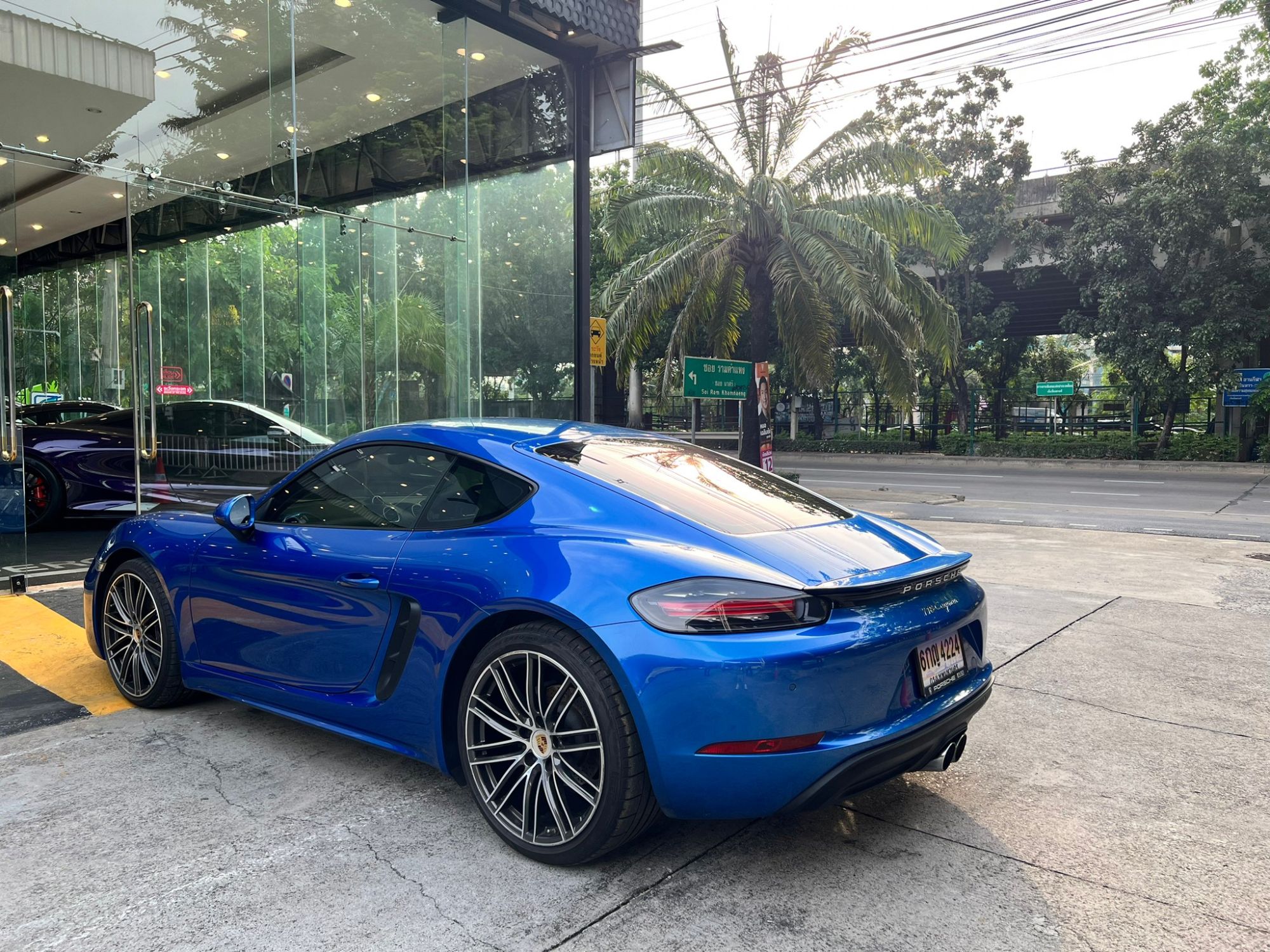 2018 Porsche 718 Cayman สีน้ำเงิน