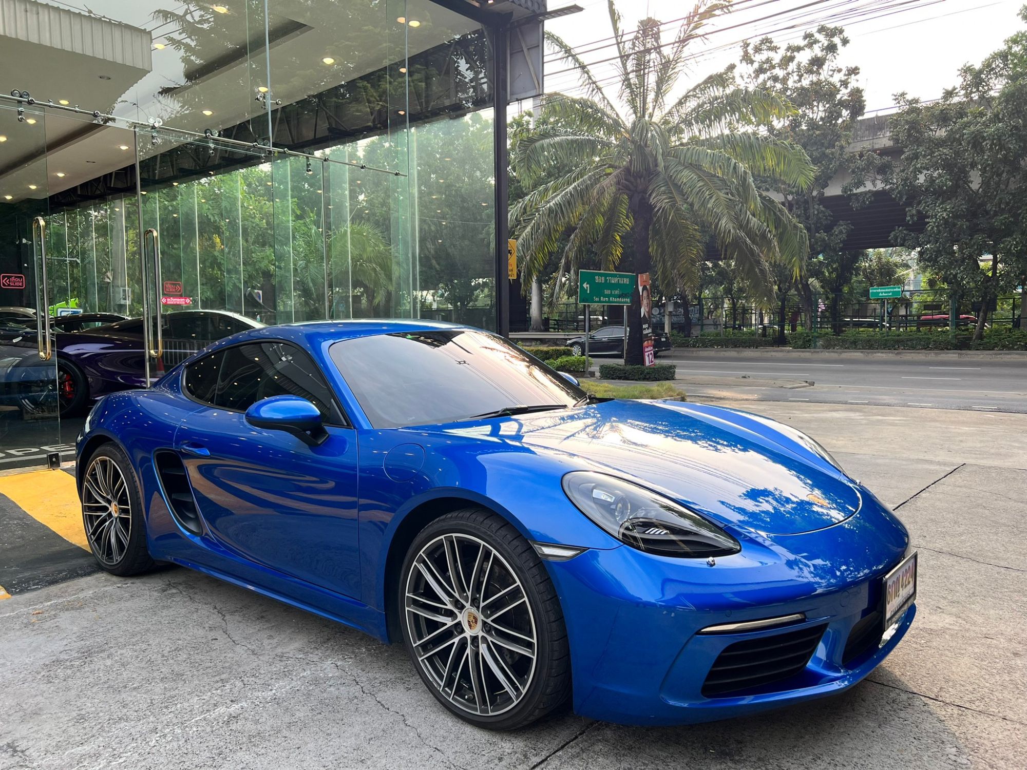 2018 Porsche 718 Cayman สีน้ำเงิน