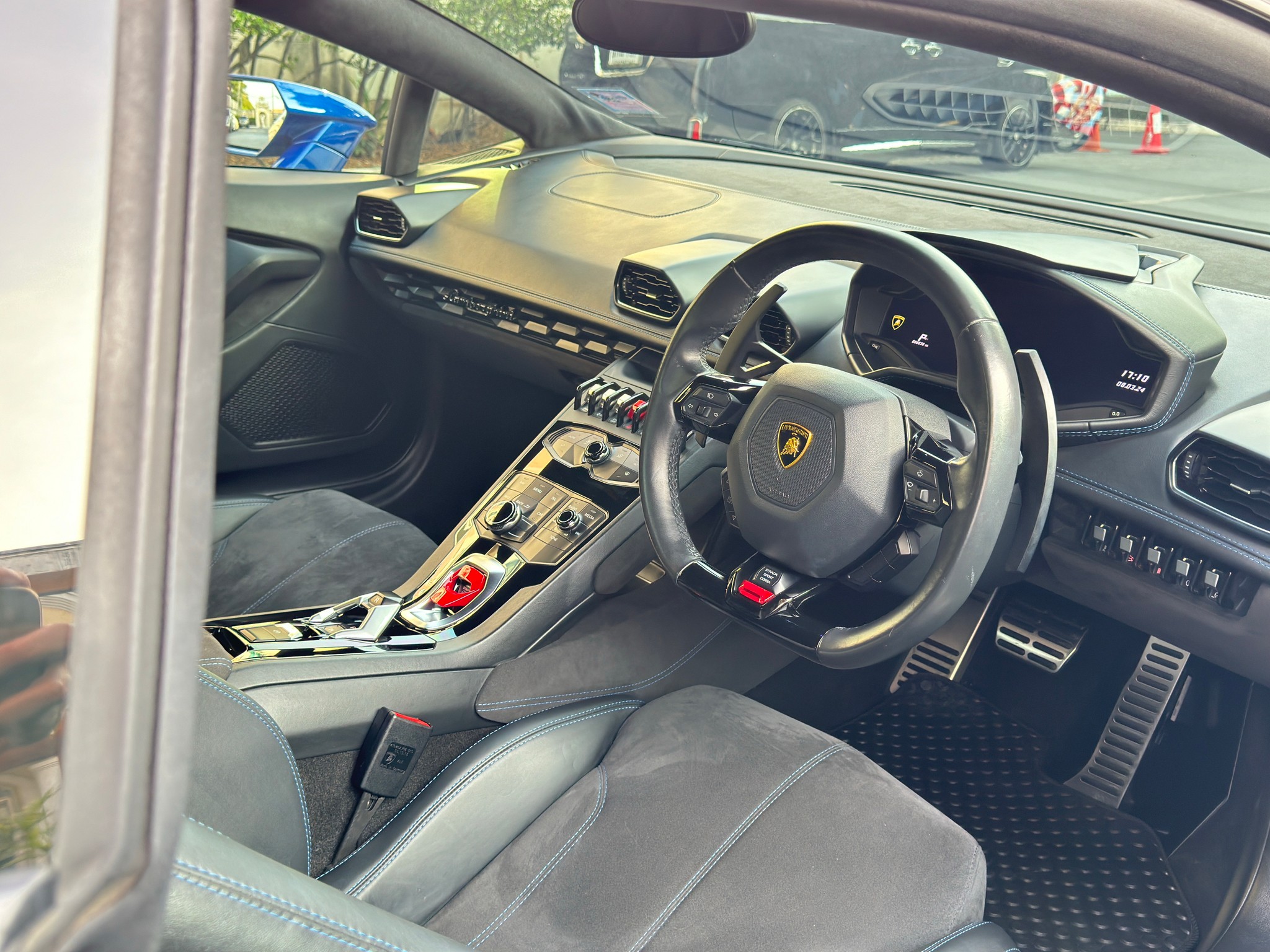 2017 Lamborghini LP610-4 สีน้ำเงิน (รูปที่ 2)