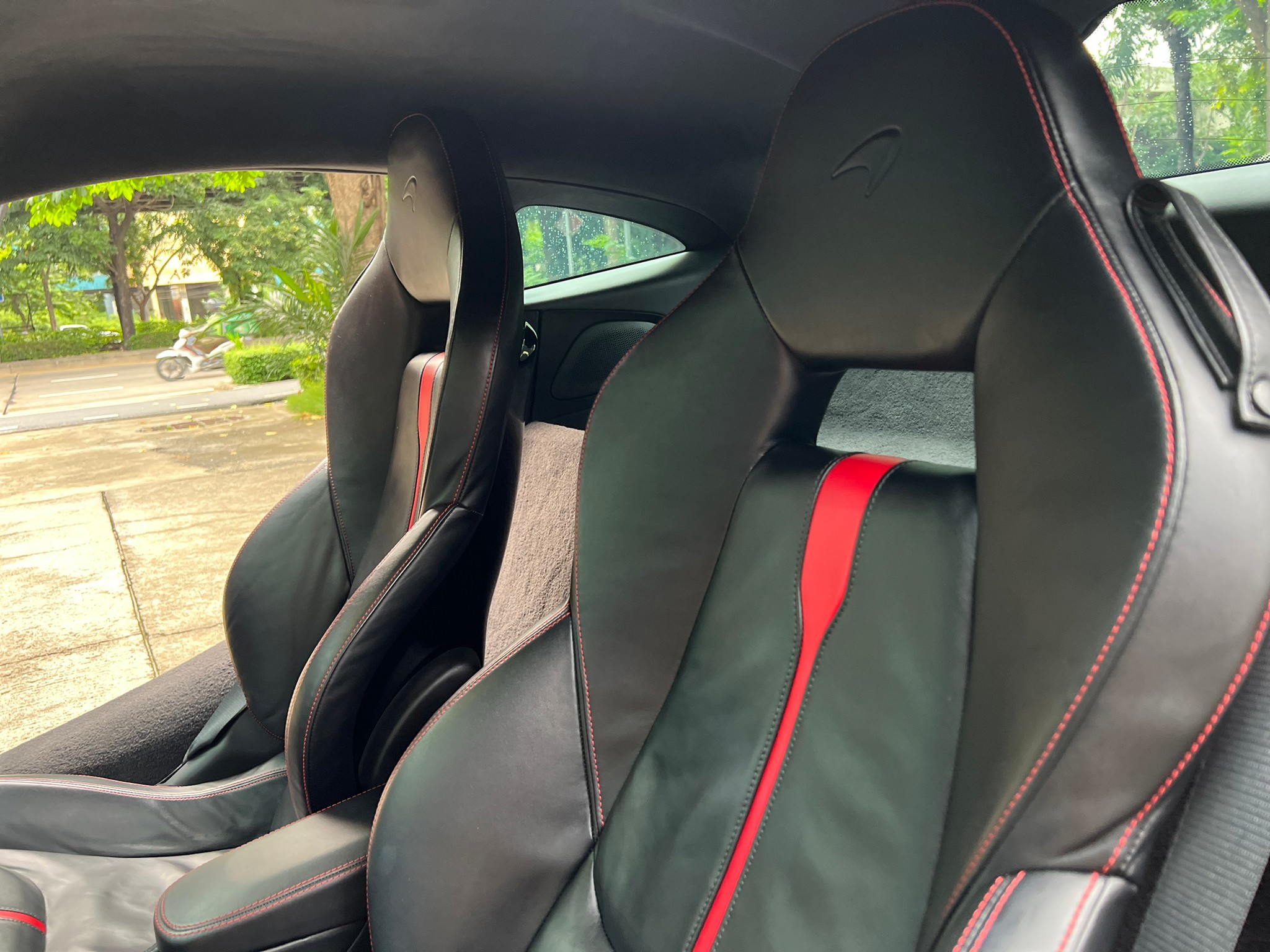 2016 McLaren 570S สีขาว (รูปที่ 9)