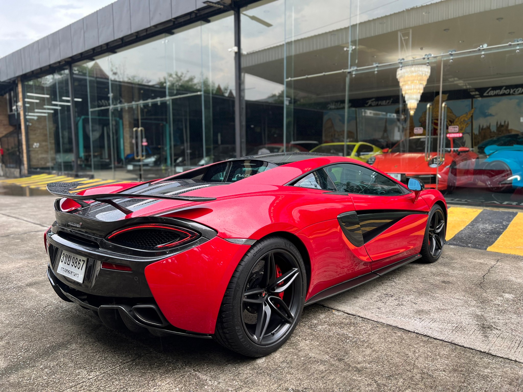 2016 McLaren 570S สีขาว (รูปที่ 12)