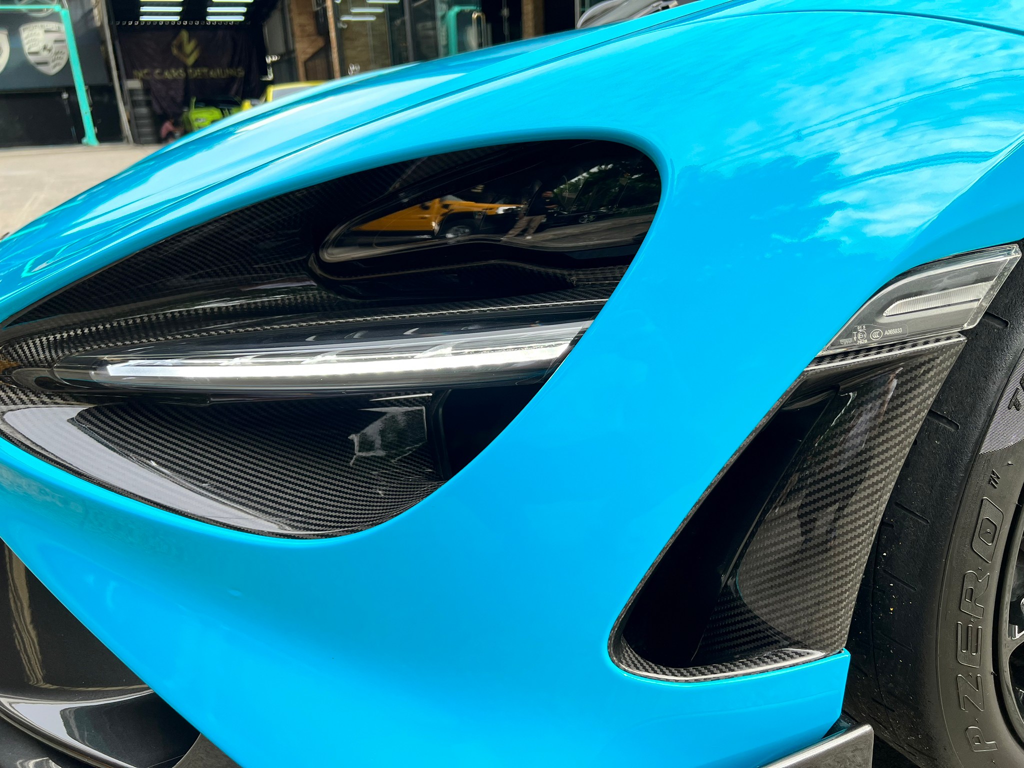 2021 McLaren 765 LT Coupe สีฟ้า (รูปที่ 15)