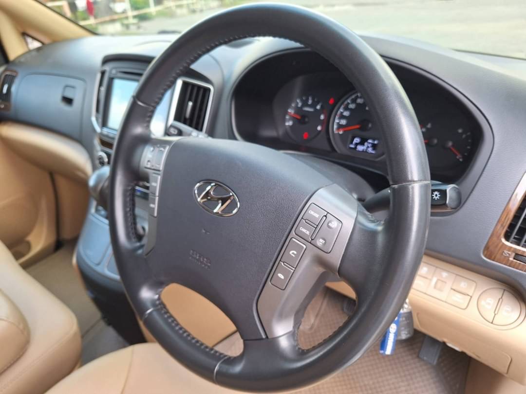 2018 Hyundai H-1 สีน้ำตาล (รูปที่ 14)