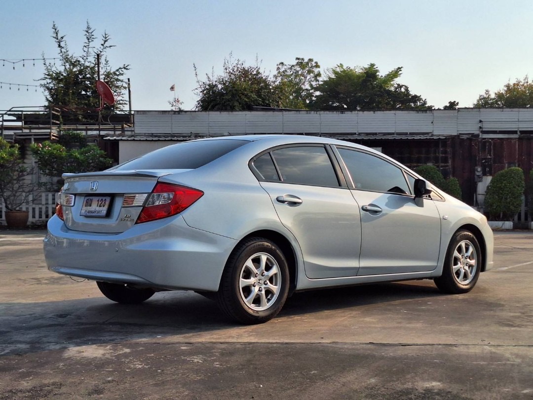 2013 Honda Civic FB สีเทา (รูปที่ 6)