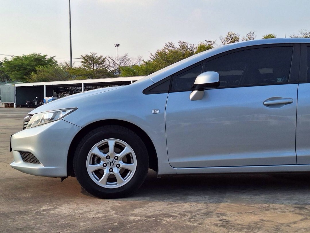 2013 Honda Civic FB สีเทา (รูปที่ 7)