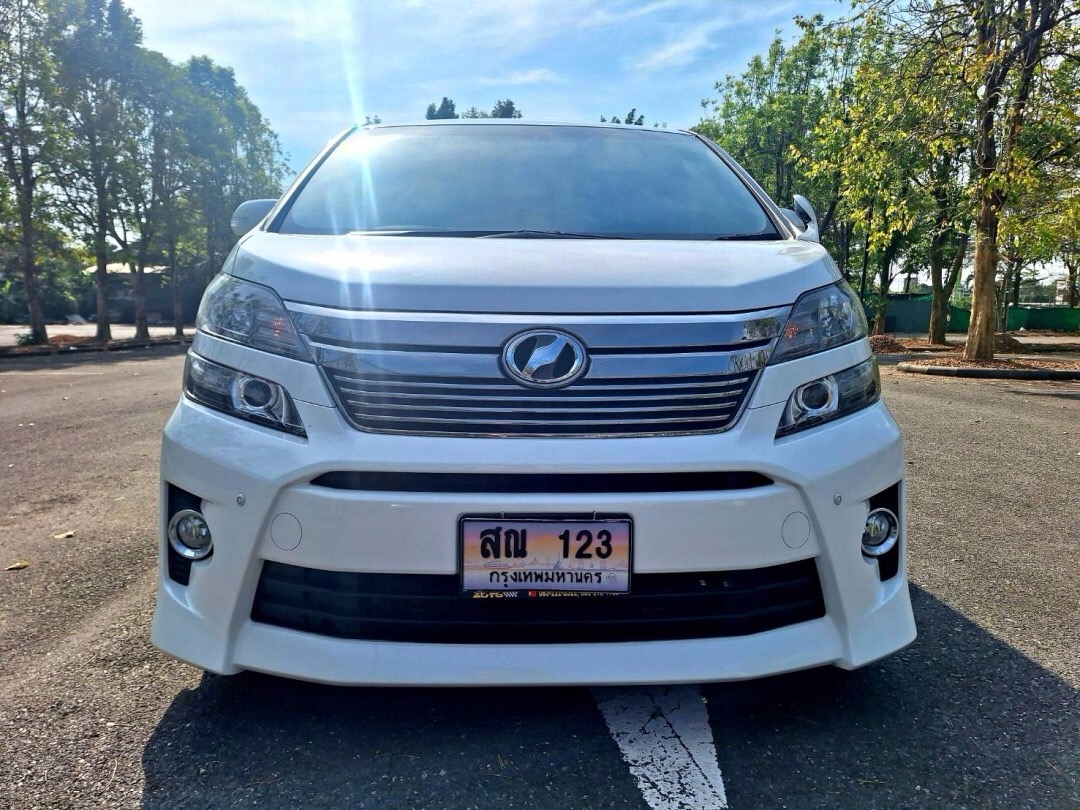 2014 Toyota Vellfire สีขาว (รูปที่ 2)