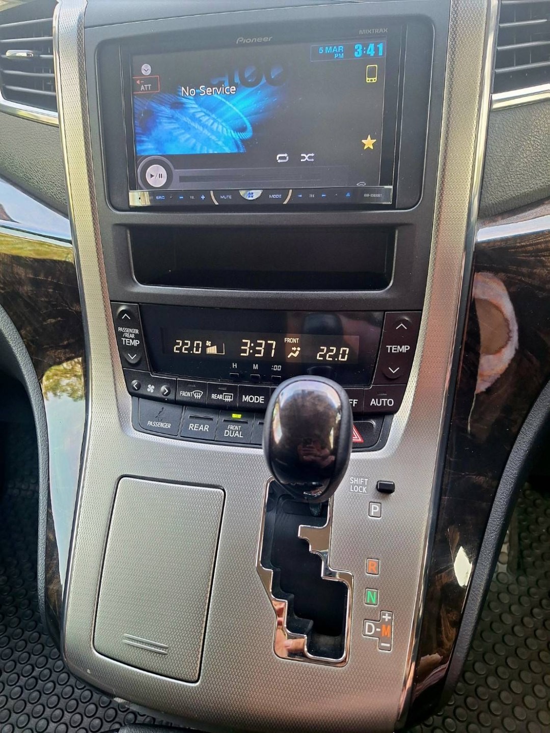 2014 Toyota Vellfire สีขาว (รูปที่ 16)