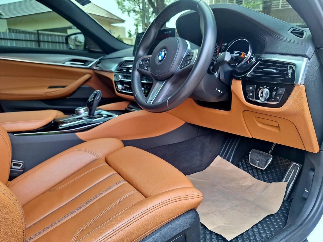 2018 BMW 530e M sport สีขาว (รูปที่ 11)