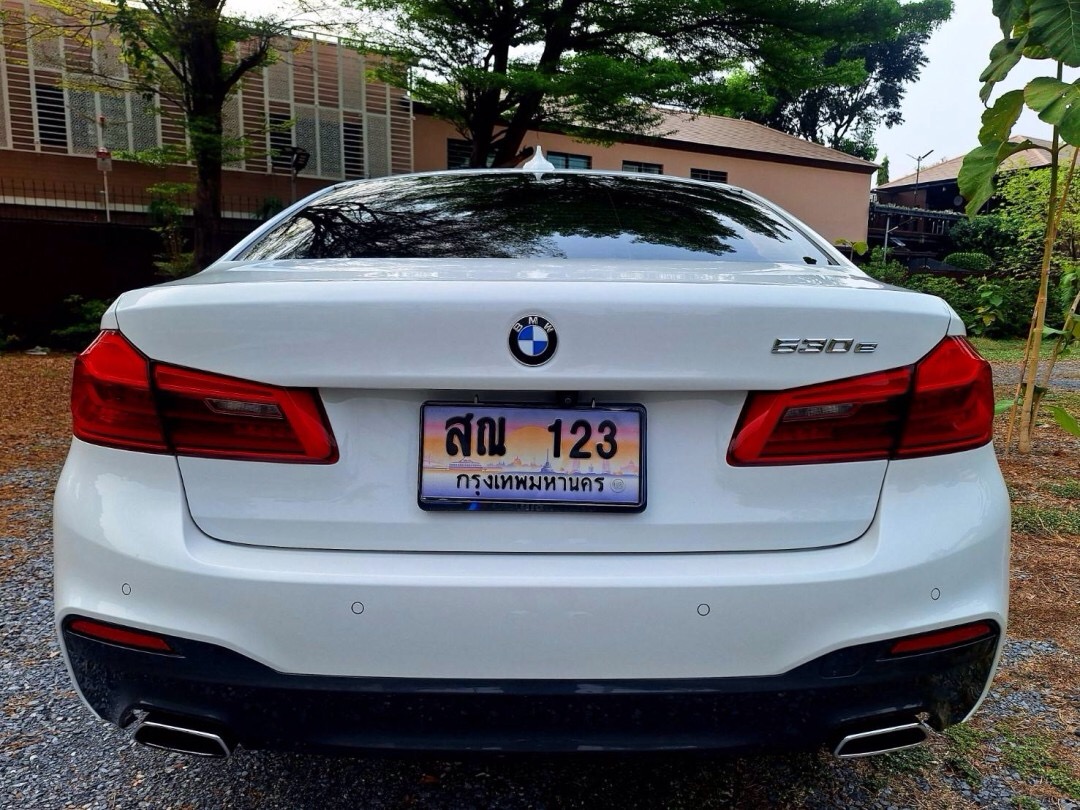 2018 BMW 530e M sport สีขาว (รูปที่ 2)