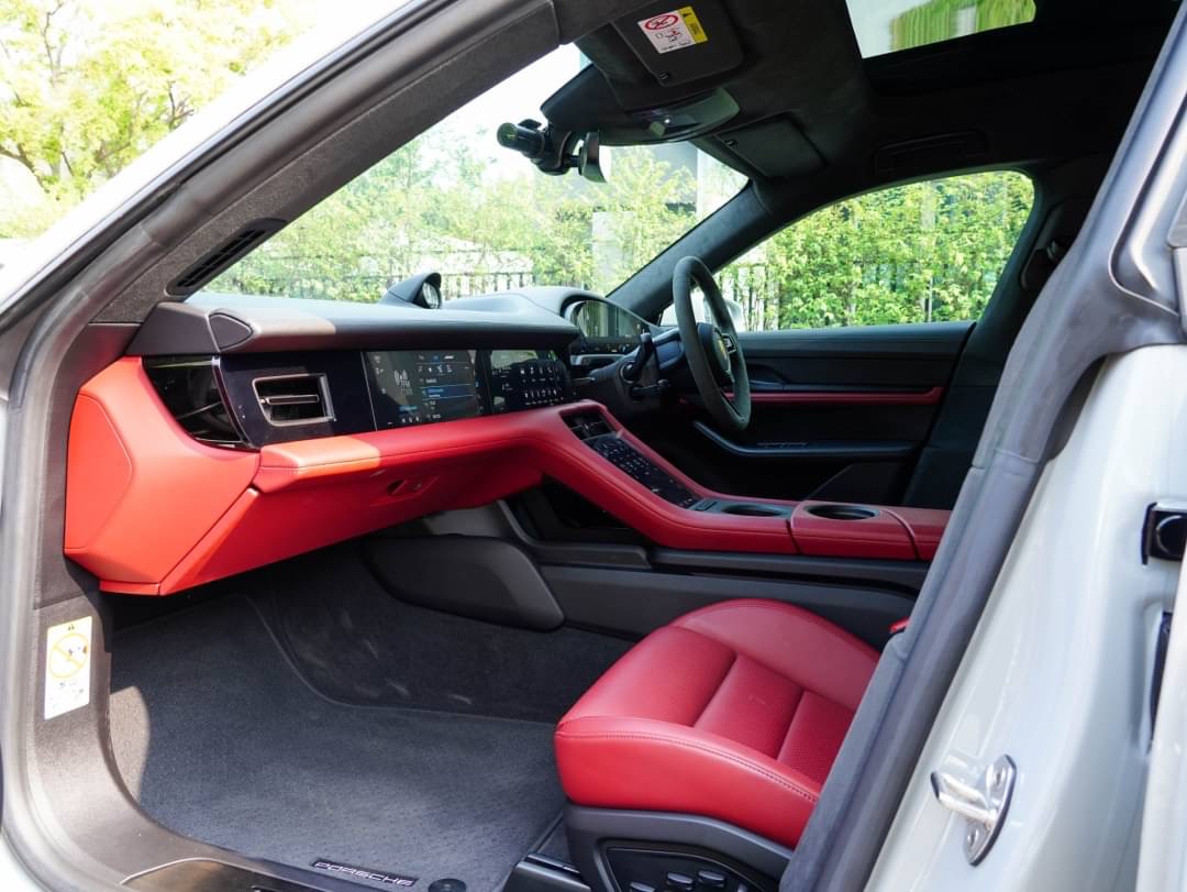 2022 Porsche Taycan 4S สีเทา (รูปที่ 14)