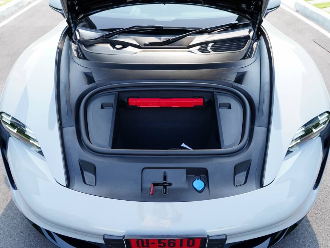 2022 Porsche Taycan 4S สีเทา (รูปที่ 17)