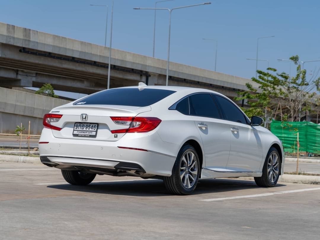 2019 Honda Accord สีขาว (รูปที่ 6)