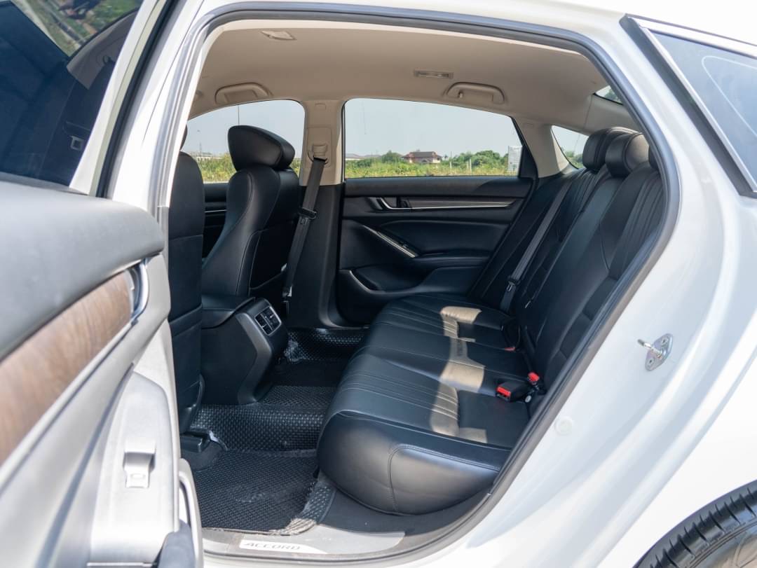 2019 Honda Accord สีขาว (รูปที่ 12)