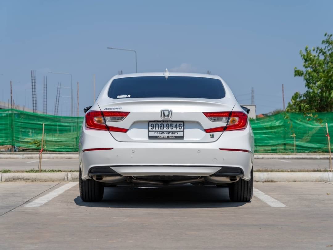 2019 Honda Accord สีขาว (รูปที่ 4)