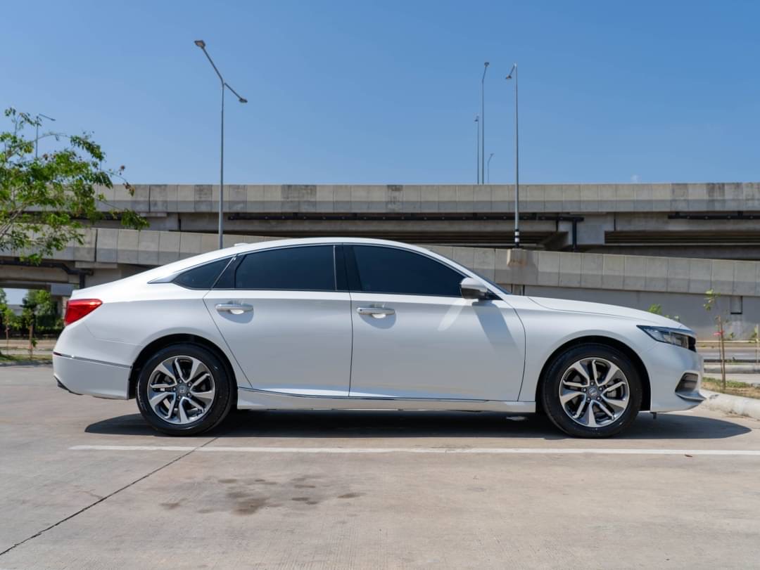2019 Honda Accord สีขาว (รูปที่ 3)