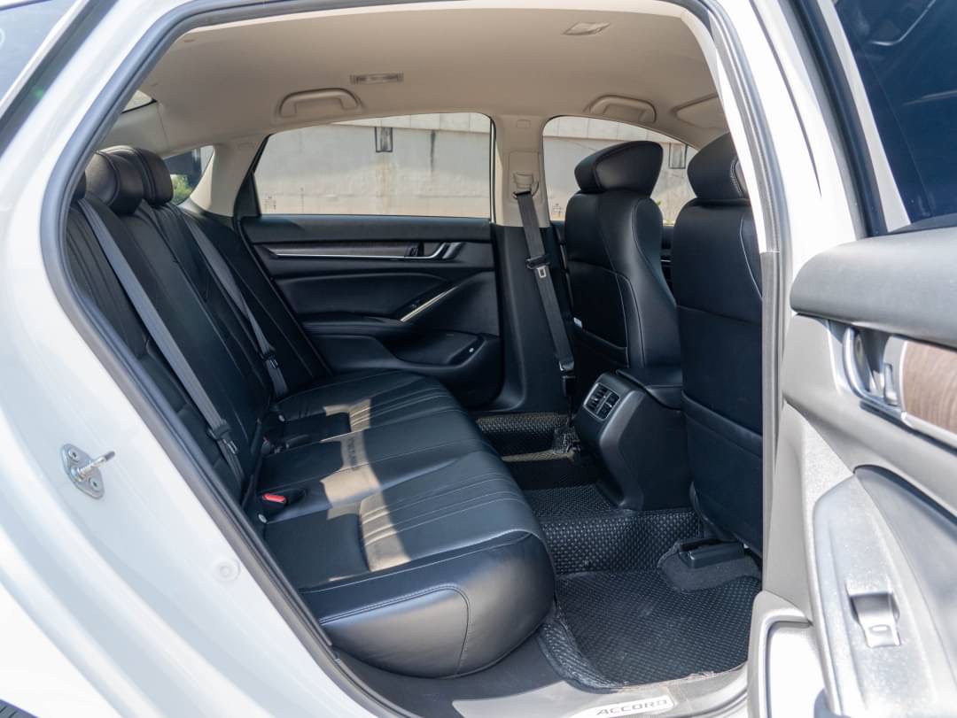 2019 Honda Accord สีขาว (รูปที่ 11)